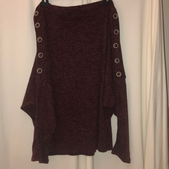 MAROON BUTTON ACCENT TOP - Medium - Picture 1 of 5
